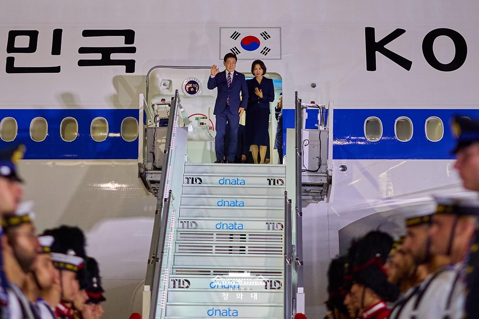 G7 정상회의 참석 계기 이탈리아를 방문한 이재명 대통령과 김혜경 여사가 6월 10일(현지 시간) 로마 레오나르도 다빈치 국제공항에 도착해 인사하고 있다.