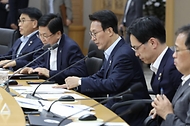 김민석 국무총리가 6월 11일 세종 다솜로 정부세종청사에서 열린 국민 참정권 침해 문제 관련 관계장관회의를 주재하고 있다.