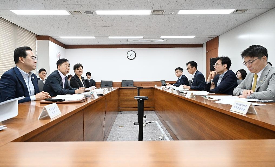 구윤철 부총리 겸 재정경제부 장관이 6월 11일 서울 종로구 정부서울청사에서 열린 고용관계장관간담회를 주재하고 있다.