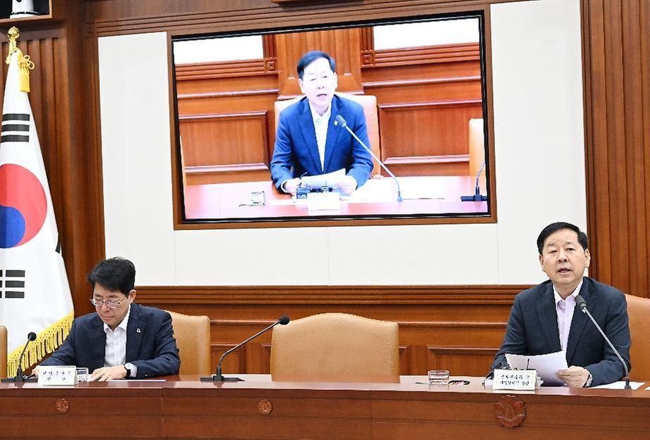 구윤철 부총리 겸 재정경제부 장관이 6월 12일 서울 종로구 정부서울청사에서 열린 '비상경제본부회의 겸 경제관계장관회의'를 주재, 모두발언을 하고 있다.