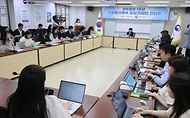 원민경 성평등가족부 장관이 6월 11일 정부서울청사에서 열린 정부출범 1주년 성평등가족부 출입기자단 간담회에서 모두발언을 하고 있다.