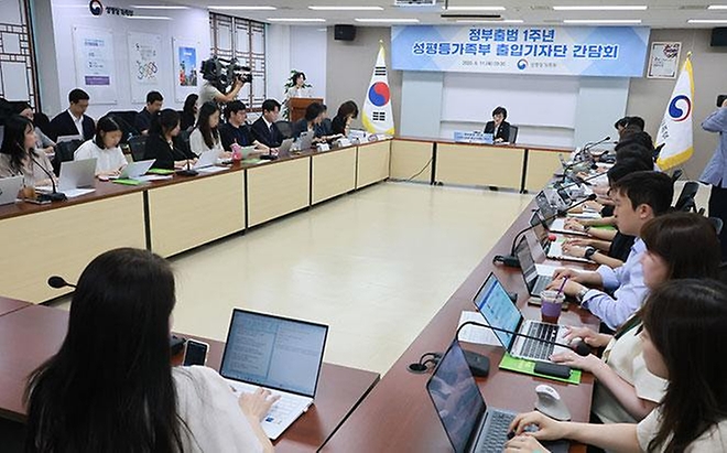 원민경 성평등가족부 장관이 6월 11일 정부서울청사에서 열린 정부출범 1주년 성평등가족부 출입기자단 간담회에서 모두발언을 하고 있다.