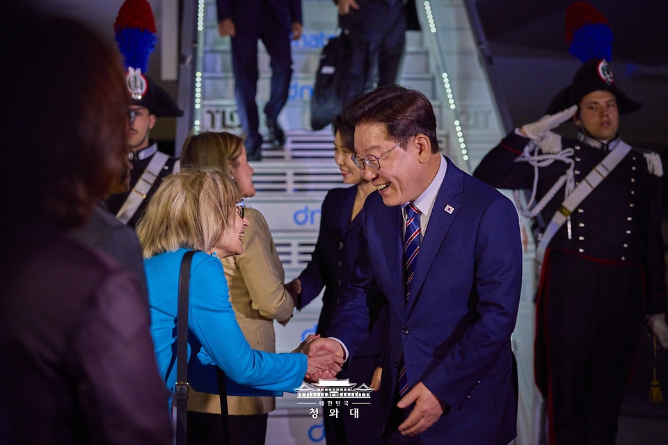 G7 정상회의 참석 계기 이탈리아를 방문한 이재명 대통령이 6월 10일(현지 시간) 로마 레오나르도 다빈치 국제공항에 도착해 환영 인사와 인사하고 있다.