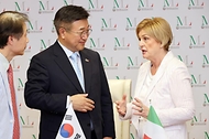 윤호중 행정안전부 장관이 6월 11일(현지 시간) 마리나 엘비라 칼데로네 이탈리아 노동사회정책부장관과 양자 회담을 갖고 양국 간 사회연대경제 전략적 협력 관계 등을 논의하고 있다.
