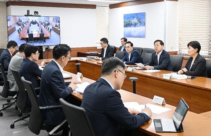 구윤철 부총리 겸 재정경제부 장관이 6월 11일 서울 종로구 정부서울청사에서 열린 고용관계장관간담회를 주재하고 있다.