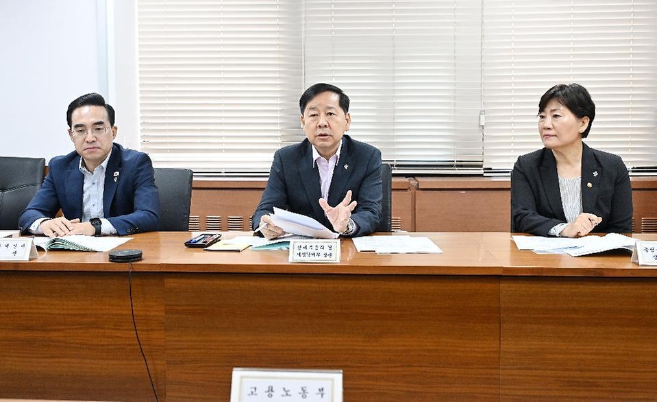 구윤철 부총리 겸 재정경제부 장관이 6월 11일 서울 종로구 정부서울청사에서 열린 고용관계장관간담회를 주재하고 있다.