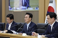김민석 국무총리가 6월 11일 세종 다솜로 정부세종청사에서 열린 국민 참정권 침해 문제 관련 관계장관회의를 주재하고 있다.