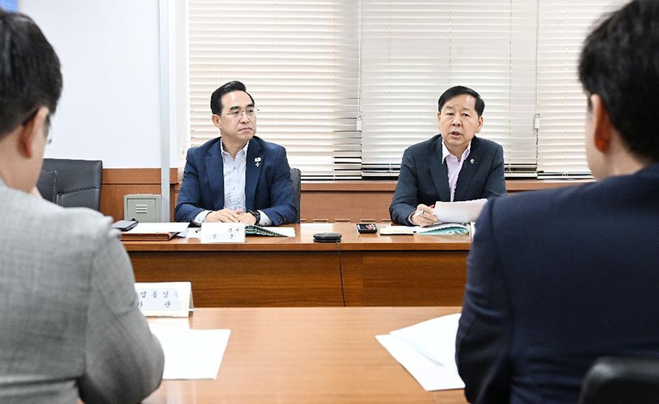 구윤철 부총리 겸 재정경제부 장관이 6월 11일 서울 종로구 정부서울청사에서 열린 고용관계장관간담회를 주재하고 있다.