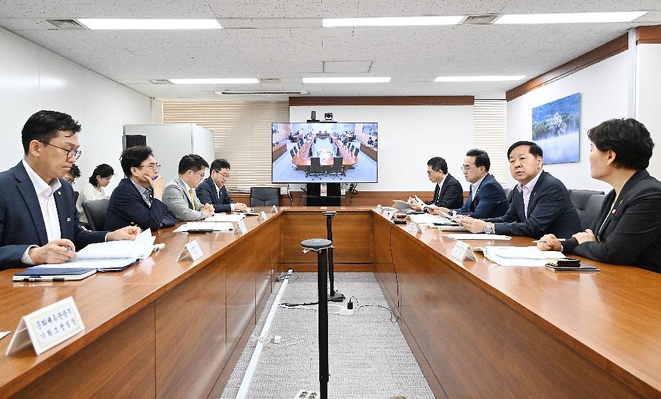 구윤철 부총리 겸 재정경제부 장관이 6월 11일 서울 종로구 정부서울청사에서 열린 고용관계장관간담회를 주재하고 있다.