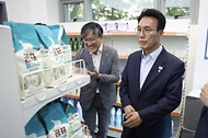 김민석 국무총리가 6월 11일 대구 서구 행복마당 푸드마켓을 방문, 시설울 둘러보고 그냥드림사업 현장 간담회에서 인사말을 하고 있다.