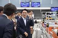 김민석 국무총리가 6월 11일 대구 한국로봇산업진흥원을 방문, 첨단로봇실증지원센터를 시찰하고 대한민국 로봇산업과 관련해 질문을 하고 있다.