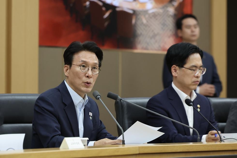 김민석 국무총리가 6월 11일 세종 다솜로 정부세종청사에서 열린 국민 참정권 침해 문제 관련 관계장관회의를 주재하고 있다.