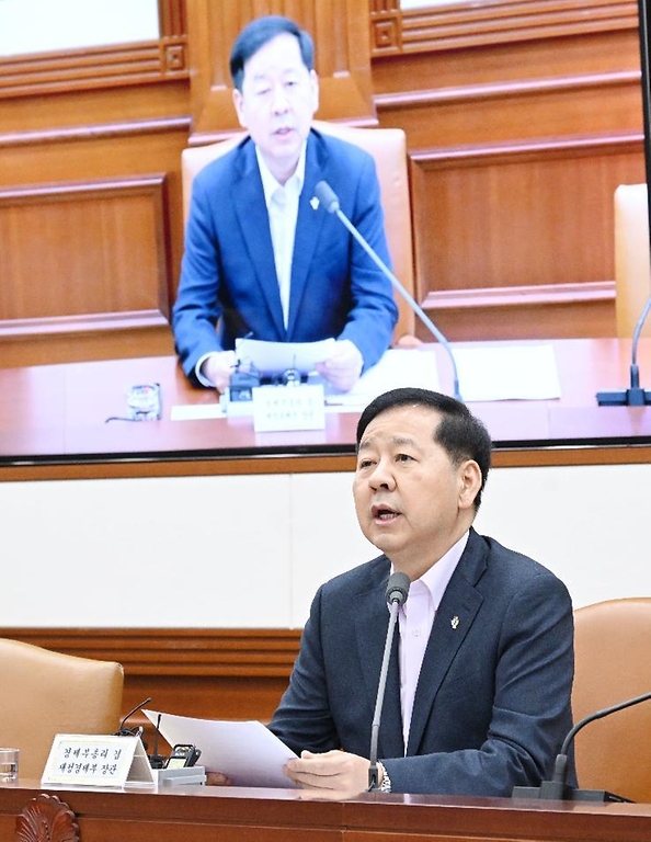 구윤철 부총리 겸 재정경제부 장관이 6월 12일 서울 종로구 정부서울청사에서 열린 '비상경제본부회의 겸 경제관계장관회의'를 주재, 모두발언을 하고 있다.