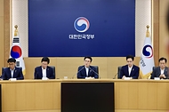 김민석 국무총리가 6월 11일 세종 다솜로 정부세종청사에서 열린 국민 참정권 침해 문제 관련 관계장관회의를 주재하고 있다.