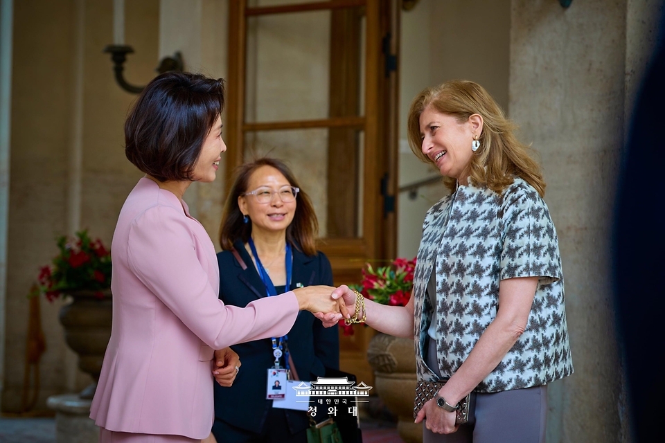 김혜경 여사가 6월 11일(현지 시간) 로마 대통령궁에서 마타렐라 대통령의 딸 라우라 마타렐라 영애와 악수하고 있다.