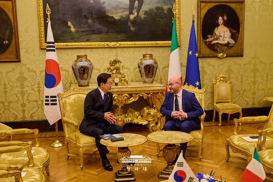이탈리아를 국빈방문 중인 이재명 대통령이 6월 11일(현지 시간) 로마 몬테치토리오 궁전에서 로렌초 폰타나 하원의장과 면담하고 있다.