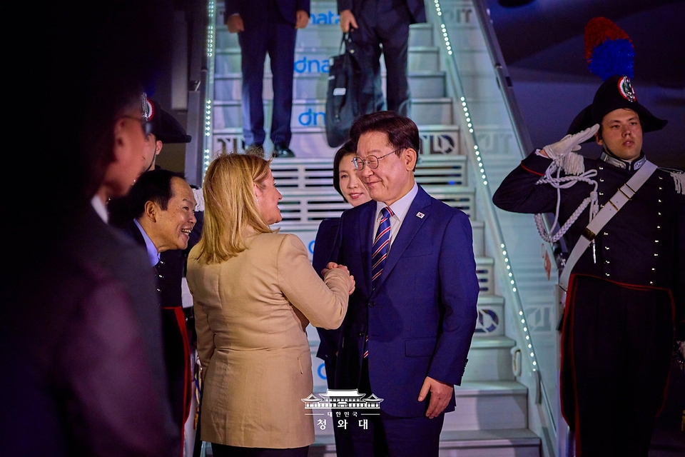 G7 정상회의 참석 계기 이탈리아를 방문한 이재명 대통령이 6월 10일(현지 시간) 로마 레오나르도 다빈치 국제공항에 도착해 환영 인사와 인사하고 있다.