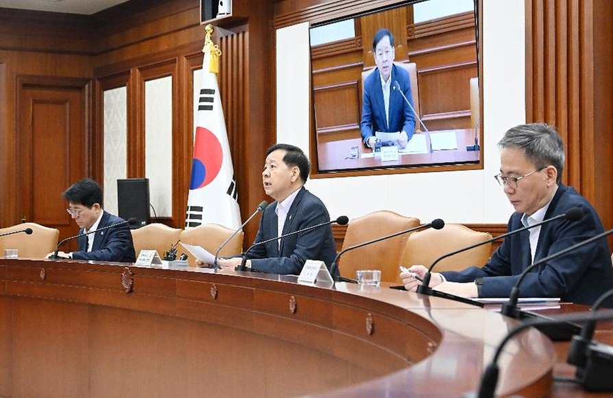 구윤철 부총리 겸 재정경제부 장관이 6월 12일 서울 종로구 정부서울청사에서 열린 '비상경제본부회의 겸 경제관계장관회의'를 주재, 모두발언을 하고 있다.