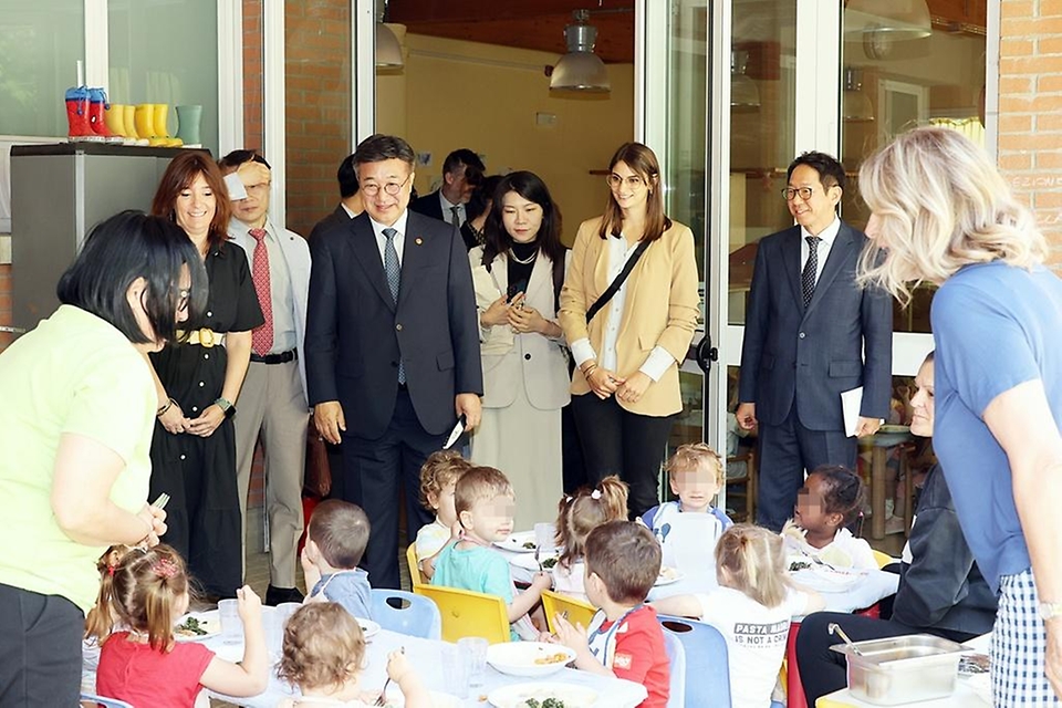 윤호중 행정안전부 장관이 6월 11일(현지 시간) 이탈리아 볼로냐 카디아이 돌봄사회적협동조합이 운영하는 어린이 보육시설을 방문해 지역 맞춤형 돌봄 서비스 정책 현장을 둘러보고 있다.