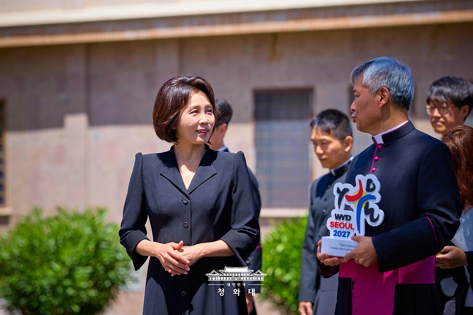 김혜경 여사가 6월 12일(현지 시간) 2027 서울 세계청년대회 관련 간담회 참석차 로마 한인신학원을 방문해 정연정 원장 몬시뇰과 함께 이동하며 대화하고 있다.