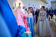 김혜경 여사가 6월 12일(현지 시간) 창작 한복 패션쇼가 열린 국립로마미술대를 찾아 패션쇼 미발표 의상들을 살펴보고 있다.