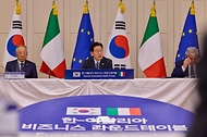 이재명 대통령이 6월 12일(현지 시간) 이탈리아 로마의 한 호텔에서 열린 비즈니스 라운드테이블에서 발언하고 있다.