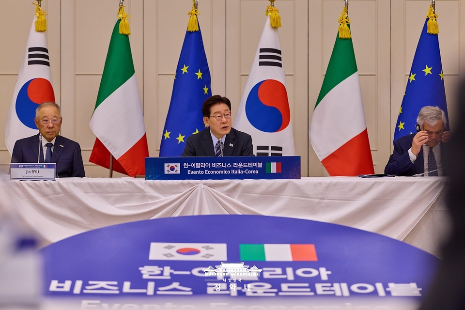 이재명 대통령이 6월 12일(현지 시간) 이탈리아 로마의 한 호텔에서 열린 비즈니스 라운드테이블에서 발언하고 있다.