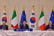 이재명 대통령이 6월 12일(현지 시간) 이탈리아 로마의 한 호텔에서 열린 비즈니스 라운드테이블에서 발언하고 있다.