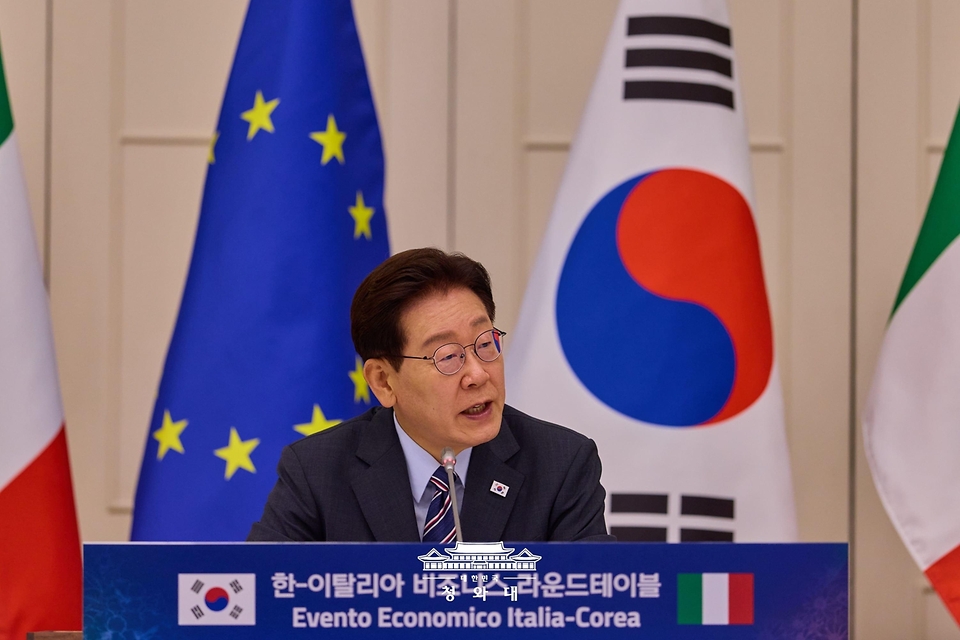 이재명 대통령이 6월 12일(현지 시간) 이탈리아 로마의 한 호텔에서 열린 비즈니스 라운드테이블에서 발언하고 있다.