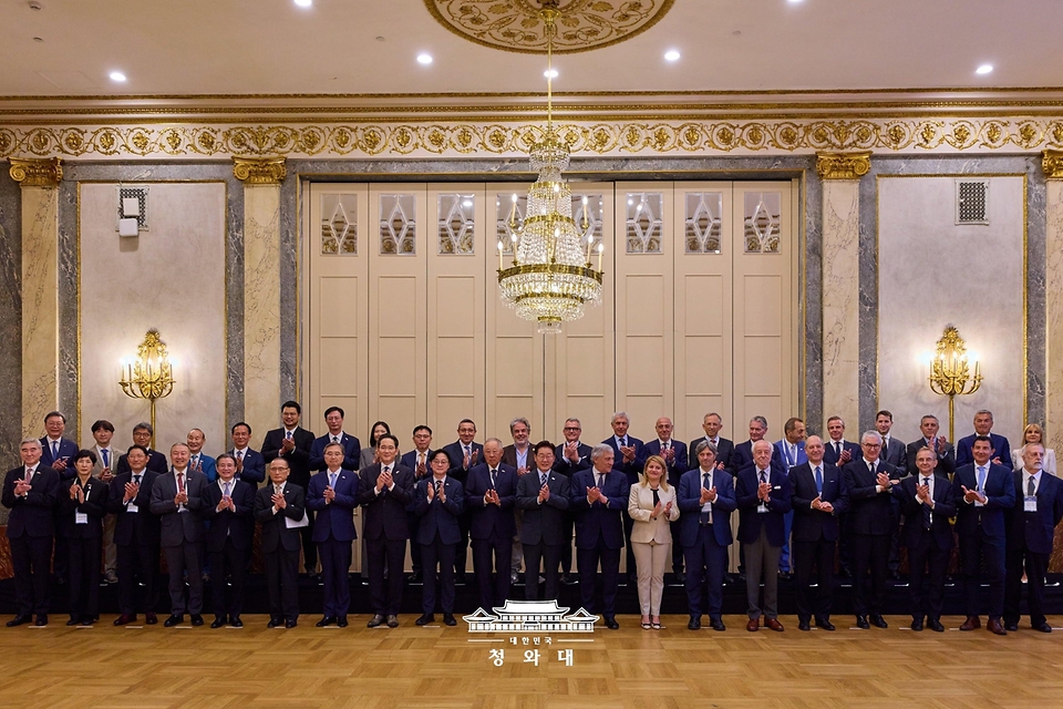 이재명 대통령이 6월 12일(현지 시간) 이탈리아 로마의 한 호텔에서 열린 비즈니스 라운드테이블에서 참석자들과 기념 촬영을 하고 있다.