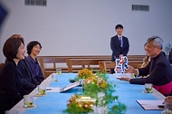 이재명 대통령과 함께 이탈리아를 국빈 방문한 김혜경 여사가 6월 12일(현지 시간) 로마 한인신학원에서 열린 2027 서울 세계청년대회 관련 간담회에 참석해 있다.