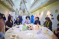 김혜경 여사가 6월 12일(현지 시간) 창작 한복 패션쇼가 열린 이탈리아 국립로마미술대학교를 찾아 관계자들과 차담을 나누고 있다.