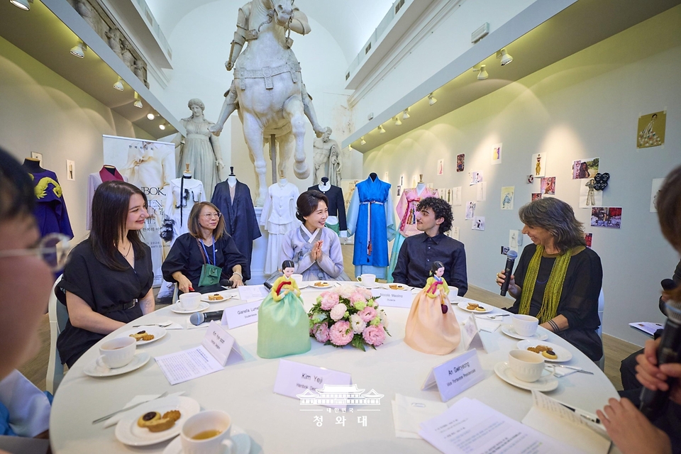 김혜경 여사가 6월 12일(현지 시간) 창작 한복 패션쇼가 열린 이탈리아 국립로마미술대학교를 찾아 관계자들과 차담을 나누고 있다.