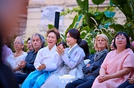 김혜경 여사가 6월 12일(현지 시간) 국립 로마미술대학교를 찾아 창작 한복 패션쇼를 관람하고 있다.