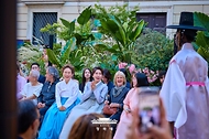 김혜경 여사가 6월 12일(현지 시간) 국립 로마미술대학교를 찾아 창작 한복 패션쇼를 관람하고 있다.