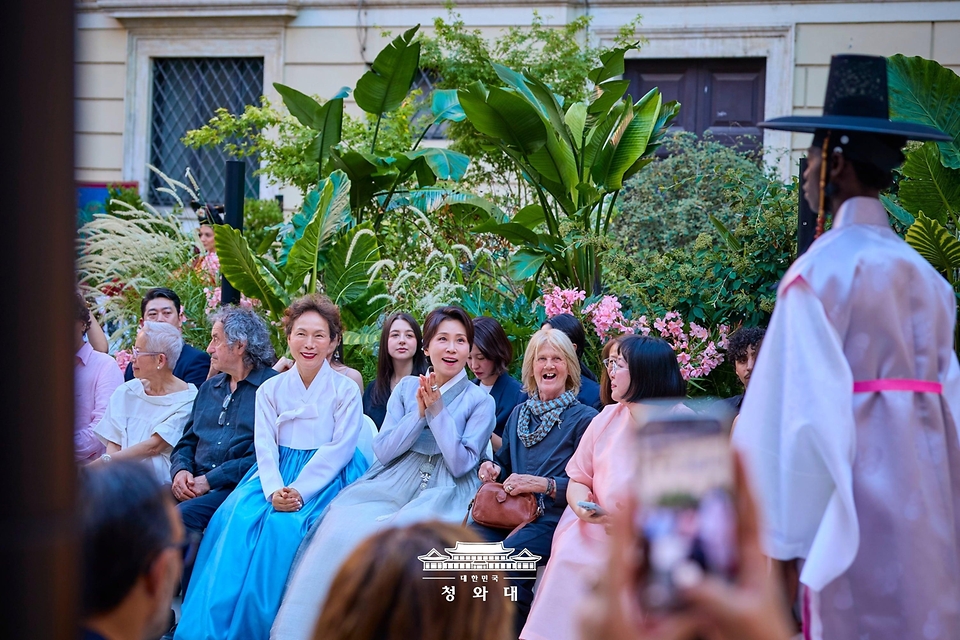 김혜경 여사가 6월 12일(현지 시간) 국립 로마미술대학교를 찾아 창작 한복 패션쇼를 관람하고 있다.