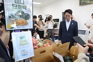 김민석 국무총리가 6월 12일 농어촌 기본소득 시범사업 지역인 경상남도 남해군 이동면을 방문 기본소득 사용 현황과 효과 등을 점검하고 있다.