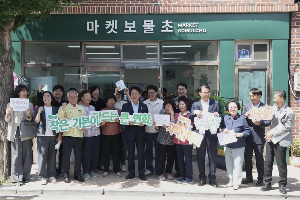 김민석 국무총리가 6월 12일 농어촌 기본소득 시범사업 지역인 경상남도 남해군 이동면을 방문 기본소득 사용 현황과 효과 등을 점검하고 있다.