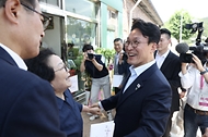 김민석 국무총리가 6월 12일 농어촌 기본소득 시범사업 지역인 경상남도 남해군 이동면을 방문 기본소득 사용 현황과 효과 등을 점검하고 있다.