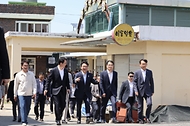 김민석 국무총리가 6월 12일 농어촌 기본소득 시범사업 지역인 경상남도 남해군 이동면을 방문 기본소득 사용 현황과 효과 등을 점검하고 있다.