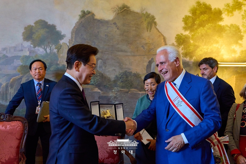 이탈리아를 국빈 방문 중인 이재명 대통령이 6월 13일(현지 시간) 피렌체에서 에우제니오 자니 토스카나 주지사와 악수하고 있다.