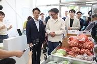김민석 국무총리가 6월 12일 농어촌 기본소득 시범사업 지역인 경상남도 남해군 이동면을 방문 기본소득 사용 현황과 효과 등을 점검하고 있다.