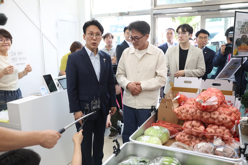 김민석 국무총리가 6월 12일 농어촌 기본소득 시범사업 지역인 경상남도 남해군 이동면을 방문 기본소득 사용 현황과 효과 등을 점검하고 있다.