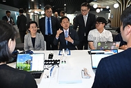 구윤철 부총리 겸 재정경제부 장관이 6월 12일 한양대학교 서울캠퍼스에서 첨단산업 인재양성 부트캠프 교육 현장을 방문, 퓨전테크센터에서 학생들과의 만남의 시간에서 대화를 나누고 있다.