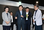 구윤철 부총리 겸 재정경제부 장관이 6월 12일 한양대학교 서울캠퍼스에서 첨단산업 인재양성 부트캠프 교육 현장을 방문, 퓨전테크센터에서 객체인식모델 기반 자율주행 시연을 하고 있다.