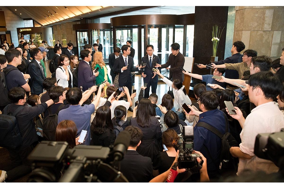 배경훈 부총리 겸 과학기술정보통신부 장관이 6월 8일 서울 중구 신라호텔 영빈관에서 열린 '엔비디아, 코리아 AI 에코시스템 리셉션'에 참석해 젠슨 황 엔비디아 대표를 만나 악수하고 있다.