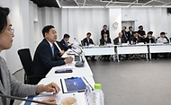 구윤철 부총리 겸 재정경제부 장관이 6월 12일 한양대학교 서울캠퍼스에서 첨단산업 인재양성 부트캠프 교육 현장을 방문, 대학 관계자 및 참여기업, 교육생 및 전문가들과의 간담회에서 인사말을 하고 있다.