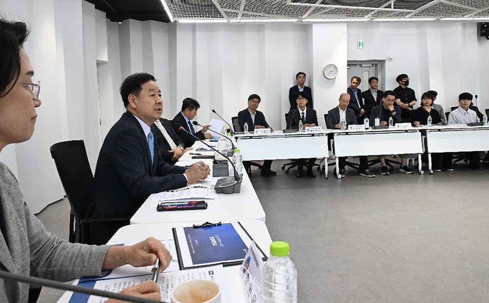 구윤철 부총리 겸 재정경제부 장관이 6월 12일 한양대학교 서울캠퍼스에서 첨단산업 인재양성 부트캠프 교육 현장을 방문, 대학 관계자 및 참여기업, 교육생 및 전문가들과의 간담회에서 인사말을 하고 있다.