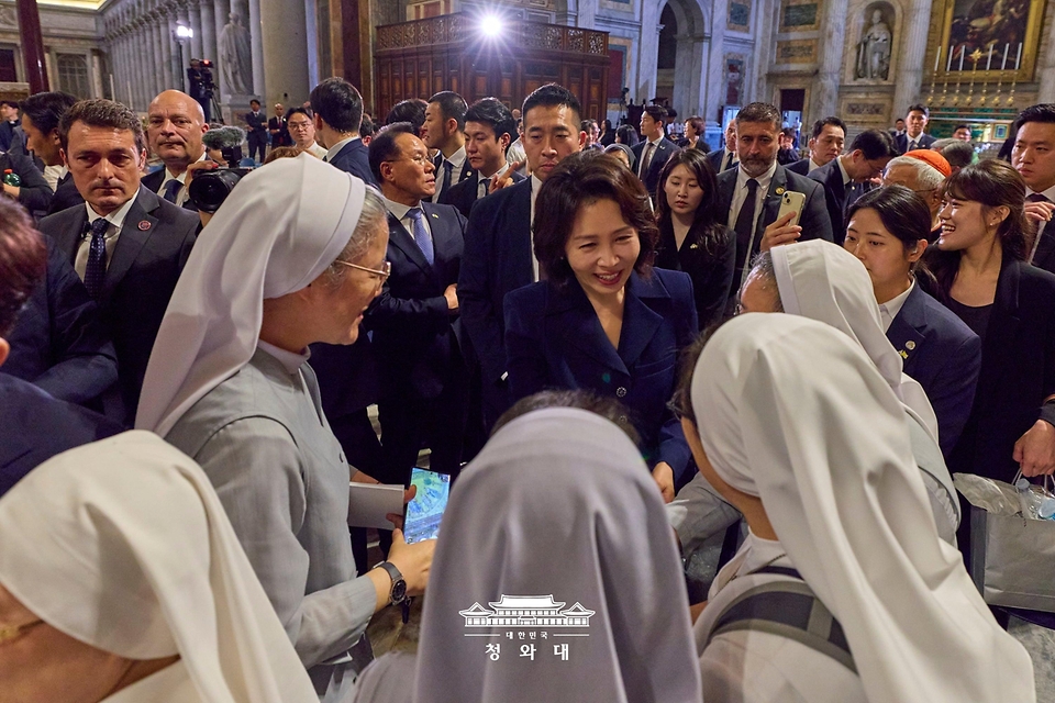 김혜경 여사가 6월 14일(현지 시간) 이탈리아 로마 성 바오로 대성전에서 열린 '평화와 연대를 위한 특별 미사'에서 참석자들과 대화하고 있다.