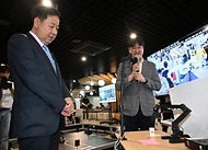 구윤철 부총리 겸 재정경제부 장관이 6월 12일 한양대학교 서울캠퍼스에서 첨단산업 인재양성 부트캠프 교육 현장을 방문, 퓨전테크센터에서 로봇 플랫폼 AI 모델 학습 시연을 하고 있다.